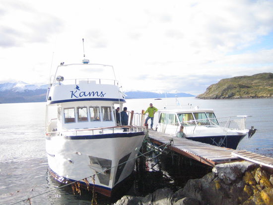 links ist unser boot.