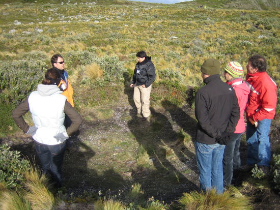 es ist nicht so gut zu erkennen, doch wir stehen hier in einem erdloch, in dem die eingeborenen gelebt haben. das loch entstand, da sich die ganzen essensabfaelle angehaueft haben.