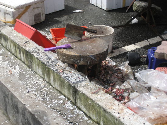 hackklotz fuer die fische auf dem markt. willkommen hygiene