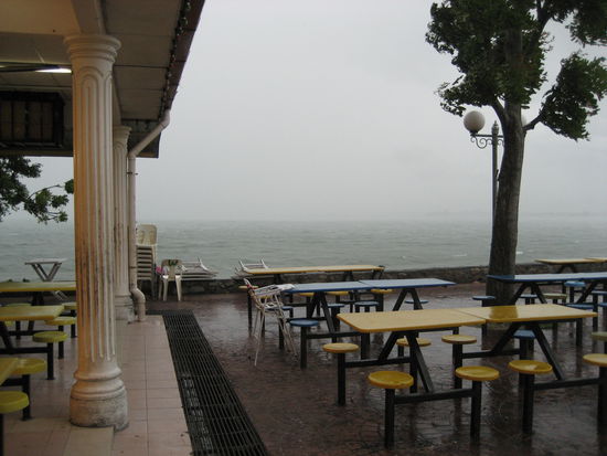 hier kam ploetzlich ein sturm auf, der chris die suppe vom loeffel auf den aermel wehte. wir harrten aus mit backgammon, was bei all den malayen auf neugieriges drumrumstehen hinauslief