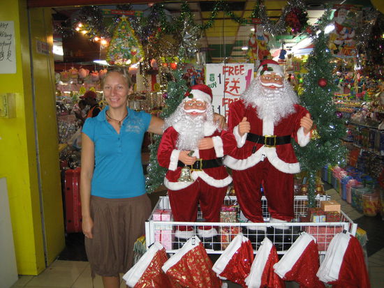 es weihnachtet sehr und wenn man die maenner von hinten umarmt tanzen und singen sie, worueber man schon kurz erschrecken kann ha ha!