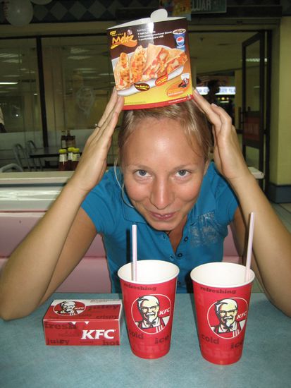 und weil wir in bloedelstimmung sind besuchten wir an unseren kulinarischen experimentiertagen auch zum ersten mal in unserem leben KFC - in gedenken an sarah und roland, die da glaub schon oefters waren