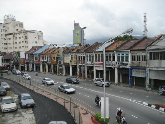 blick von der fussgaengerbruecke auf die reste der kolonialzeit