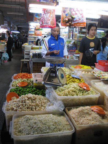 in der markthalle, wo es tausende eingelegte fruechte gibt, die die malayen anscheinend lieben