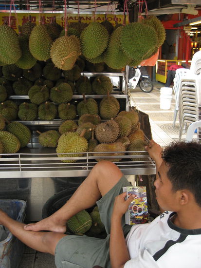 durian stand, den man schon von weitem roch