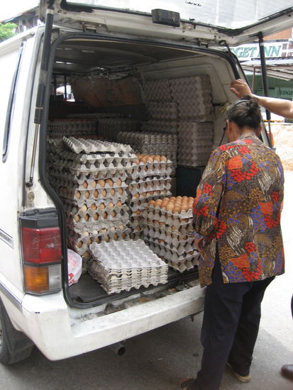 ach ja, eier, deshlab dieses bild: wir koennen naemlich keine eier mehr sehen. und wie man sieht essen sie hier (und in indonesien) VIELE eier!