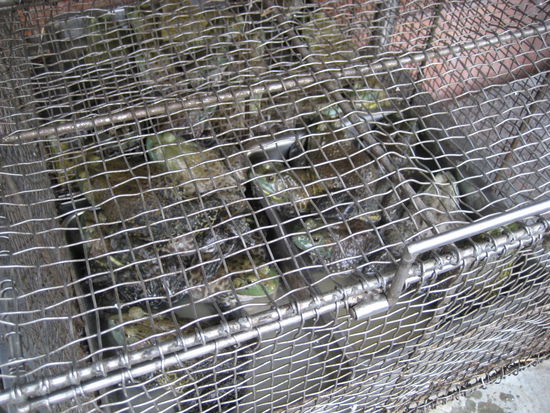 denn: es koennten auch diese froesche sein, die im "stir fried" drin sind. nur keine scheu, sehen doch ganz lecker aus...
hierzu sei noch gesagt: auch wenn ich VIELES esse und probiere: es gibt dinge, die MUSS ICH NICHT PROBIERT HABEN, und dazu gehoeren diese froesche ebenso wie die bergbesteigung eines 6000ers.