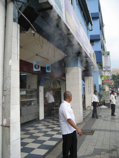 bestes beispiel fuer den irrsinn in bezug auf klimaanlagen: selbst DRAUSSEN wird gekuehlt, wie man an der ausstroemenden luft sehen kann...