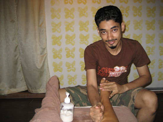 dieser mann versuchte mir die wohltat einer fussmassage naeher zu bringen doch fuers erste massier ich lieber selbst, auch wenn er seine sache sicher gut gemacht hat...