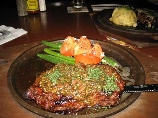 und zwar haben wir dieses praechtige steak gegessen (jeder eins natuerlich), was ein echter gaumenschamus war!