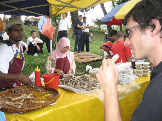 das hier ist die lecker frittierte wurst (links), die die frau rechts grad frisch aus dem darm in scheibchen schneidet.