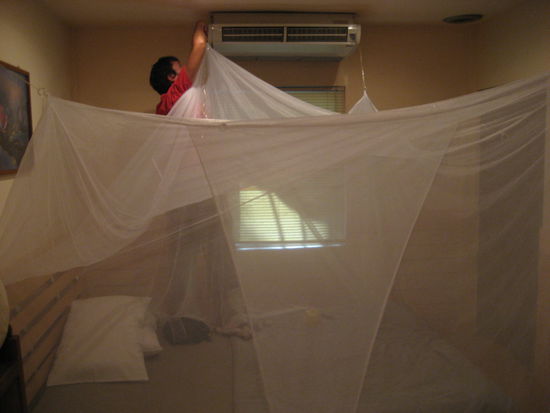 doch erstmal wurde das bett mueckenfrei gemacht dank chris dem baumeister