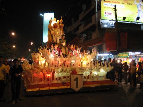 teilnehmer nummer 1 der parade durch die strassen - und nach drei stunden lief die parade immer noch