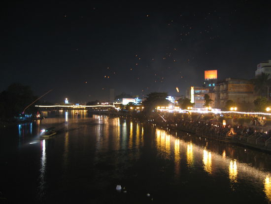 tausend der kleinen ballone fliegen am himmel, es sah echt fantastisch aus!