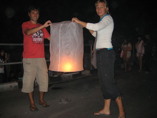 auch wir wollten uns was tolles wuenschen und suchten uns den kleinsten dieser ballone aus...