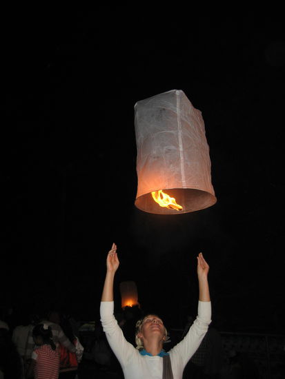 ...der dann langsam davon schwebte und - oh wunder!- das hochhaus, die baeume und sogar das stromkabel ueberlebte.
die wuensche werden natuerlich nicht verraten