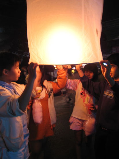 so sahen die mannsgrossen ballone aus, die sie gerne den touristen andrehen, damit diese 5 kaufen muessen, bis der erste die kraft hat aufzusteigen...