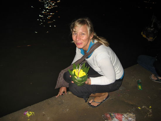 und ich wollt noch so ein schiffchen, da ich ja auch ein maedchen bin.
heute liegt mein schiffchen vermutlich verrottet zwischen den 1000 anderen am ufer hier am fluss, auch wenn chris meint, mein schiffchen haette es bis zum ozean geschafft...