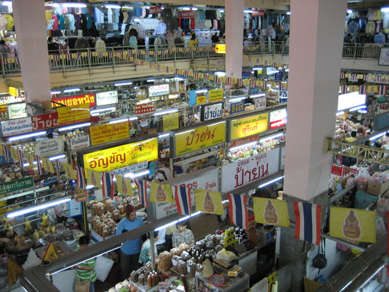 shoppingmall im einheimischen marktviertel
