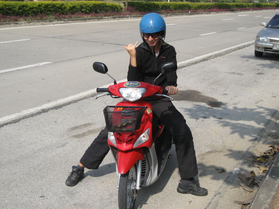 ja, beinhart wie'n rocker (nur das einkaufskoerble vorne zerstoert die coolness ein bissl)