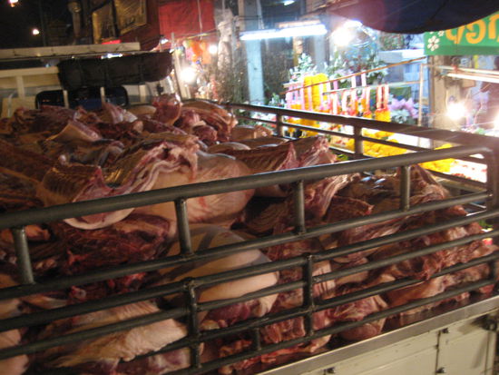 oder ich kann so ne schweinehaelfte direkt vom lkw nehmen, der abends so auf der hauptstrasse neben dem blumenmarkt stand. ich ess hier kein steak mehr "medium".