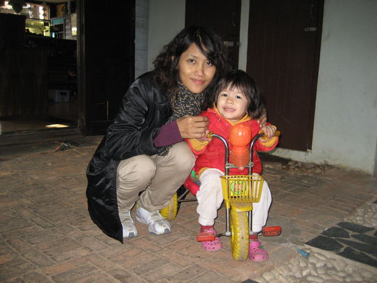 damit wir die beiden nicht vergessen: die frau von roger (unserem guesthouse-besitzer) und die kleine vivi (die die gleichen schuhe hat wie ich)