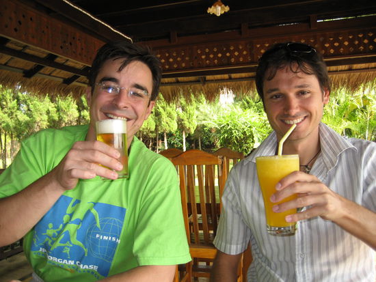 dieses bild wollte chris als beweis, dass er NICHT immer nur bier trinkt. nun muss marc herhalten fuer die bier-bilder  (auf all den anderen bildern trinken sie zusammen)