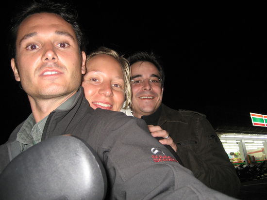 und da einer der beiden roller ja nun hinueber war mussten wir abends zu dritt auf dem anderen fahren. was bei marc die nerven strapazierte, vor allem als die polizei vorbeifuhr (keine helme, zu dritt,...). doch alles kein problem in thailand. ich hatte es in der mitte ganz kuschelig.