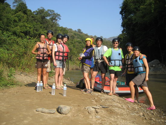 die truppe aus melissa und nico aus frankreich, tina und alex aus berlin, der thailaendischen freundin des chefs, den captains puu (versteckt) und guy, marc, chris und mir