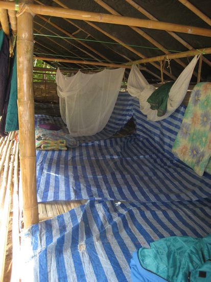 die "doppelkernmatraze" aus bambus+matte aus palmblaettern, was bei manchen schon zu ersten ueberlegungen aus "haetten wir diesen trip nur nicht gemacht" reichte... wir schliefen dagegen wunderbar und mussten um 8 geweckt werden.