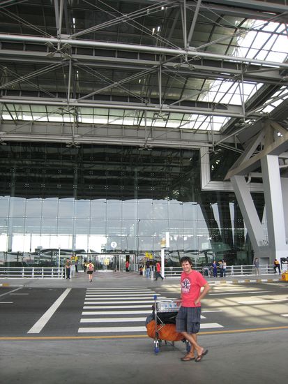 gross, groesser - der flughafen ist einfach unglaublich. architektonisch einfach klasse!