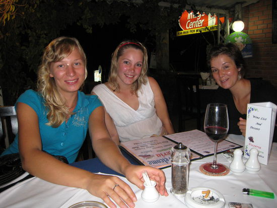 sandra, theresa und babsi mit dem ersten glas (geniessbarem!) wein seit ewigkeiten!