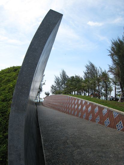 am tsunami gedenk memorial, wo die wand links ueberzeugend die welle simuliert und man ganz automatisch in sich geht... rechts haengen gedenktafeln und fotos mit blumen daneben.
wenn man aber nicht wuesste, dass sich vor nicht mal 3 jahren solch eine katastrophe hier ereignet hat, wuerde man es nicht vermuten.