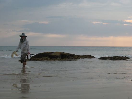 fischer am strand von khao lak
