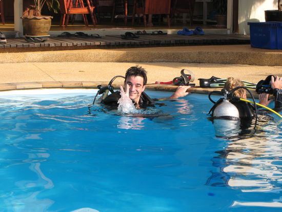 wir mussten ebenfalls noch kurz zur tauchschule, um unser equipment anzuprobieren und schauten marc ne weile beim kurs zu. und am donnerstag kann's losgehen im offenen meer!