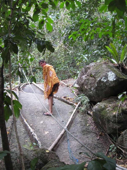 hier ging's hoch, in flip-flops oder barfuss... und moskitos satt!