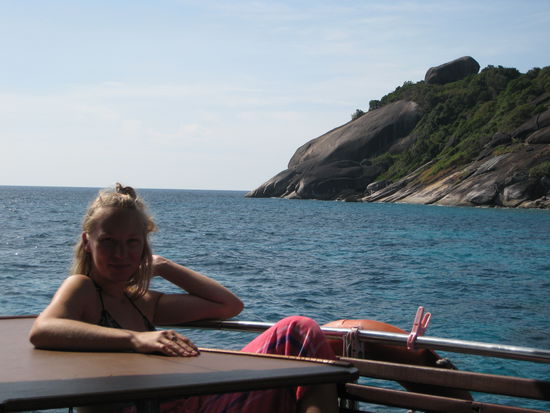 und das macht man zwischen den tauchgaengen, wenn man nicht gerade schlaeft oder isst: sitzen, trinken, reden, geniessen