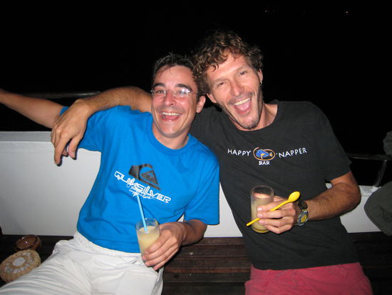 marc und sein guide roger zu spaeter stunde um kurz nach 8 abends (naja, was man eben nach 7 tauchgaengen als spaet bezeichnet!)