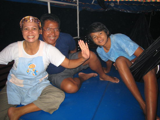 die ganze familie an bord: links mama als koechin, papa als captain und sohn als helfer fuer die taucher und zum auffuellen der flaschen etc.