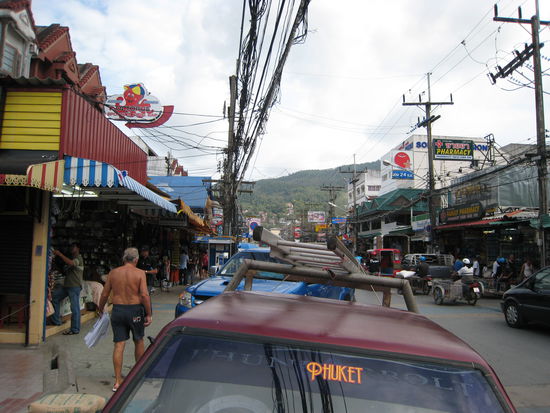 ja, was sollen wir sagen... bars, pubs, bier, diskotheken, bierbaeuche, thai-maedels, souvenirlaeden. willkommen in patong beach...!