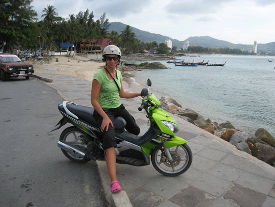 man beachte die ton-in-ton kombination von outfit und roller