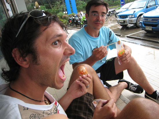 ach ja, mittags mussten wir am 7eleven einen regenschauer ueberbruecken und wir goennten uns einen "german sausage", die ohne brot mit viel ketchup in einer plasiktuete serviert wird... was bekommen die thais denn da fuer ein bild vom deutschen?! ist ja grauslig!!