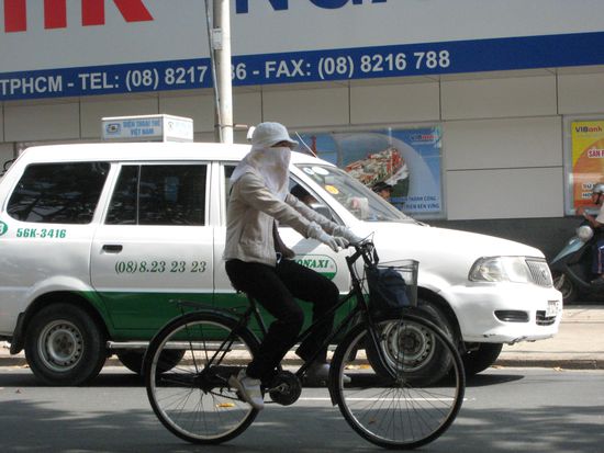 in vietnam wollen die frauen vermeiden, braun zu werden. deshalb verhuellen sie was geht, was dann in etwa aussieht wie ein radelndes gespenst.
