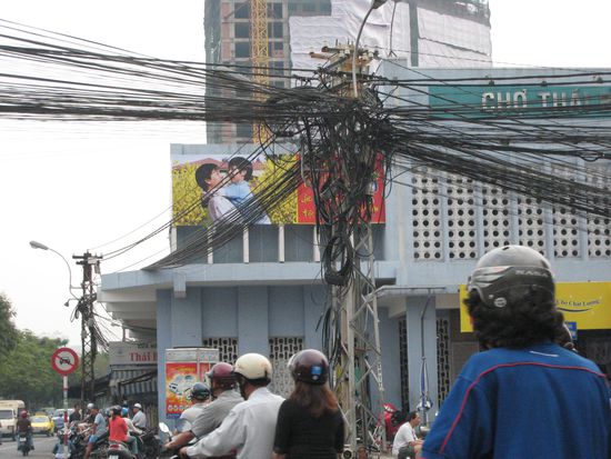 auch so kann man kabelleitungen legen. laut gebe wird bei einem fehlerhaften kabel einfach ein neues verlegt - klar, in diesem wirrwar findet den fehler auch keiner.