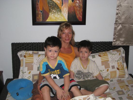 ricki (rechts) und der kleinere, louiso, leisteten mir gesellschaft, als ich versuchte, meinen kater zu bekaempfen. 
nackenkissen aufblasen und luft wieder rauslassen war der hit des tages...!