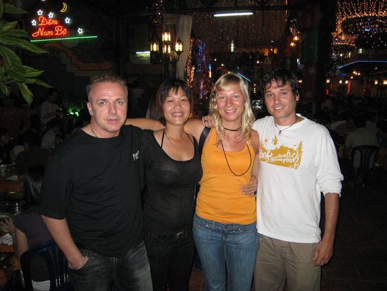 und hier endlich mal alle: gebe mit linh, ich und chris. marc hat das foto gemacht.