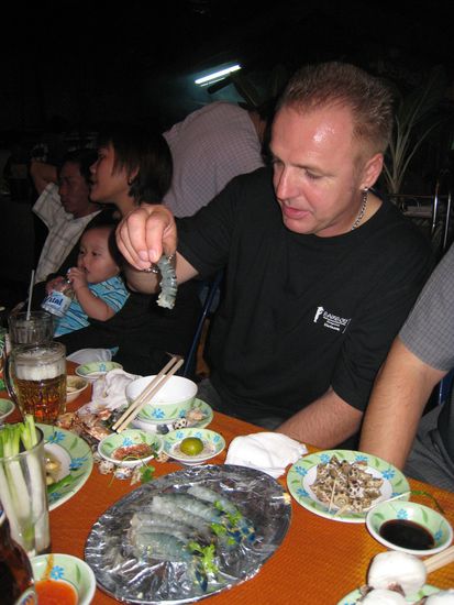 gebe mit seinen rohen garnelen, die er komplett in wasabi getaucht hat, so dass er fast aus den ohren geraucht hat!