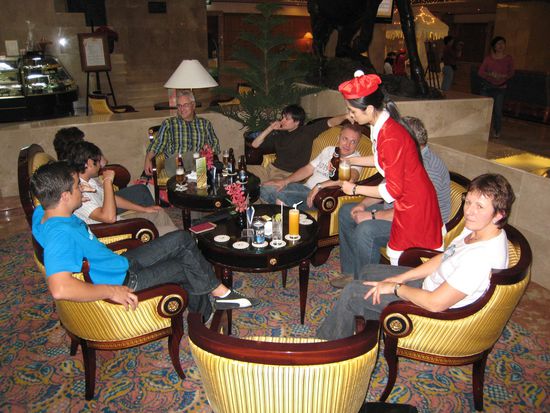 das erste begruessungsbier in der lobby mit weihnachts-bedienung