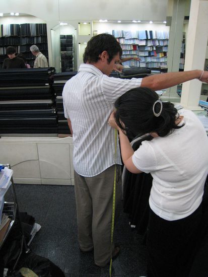 beim schneider bestellten die beiden brueder gleich mal hemden fuer den ernst des lebens nach der reise...