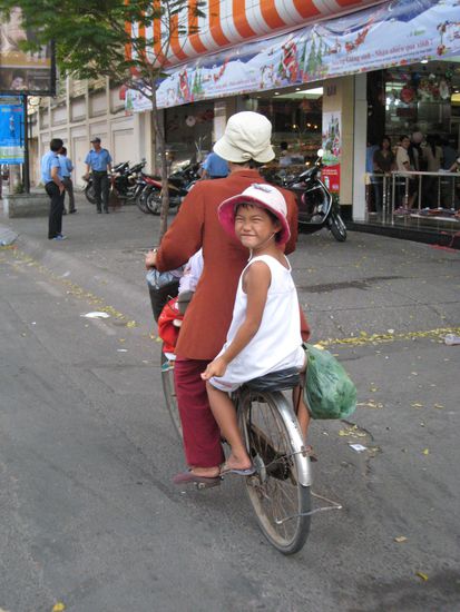 ausblicke aus der rikscha, mittags mit chris' mama
